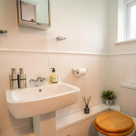 Saltbox Stays- Large 3 Bed House!! 3 Bathrooms, Garden, Fast Wifi, Sleeps 6 Swadlincote Exterior photo