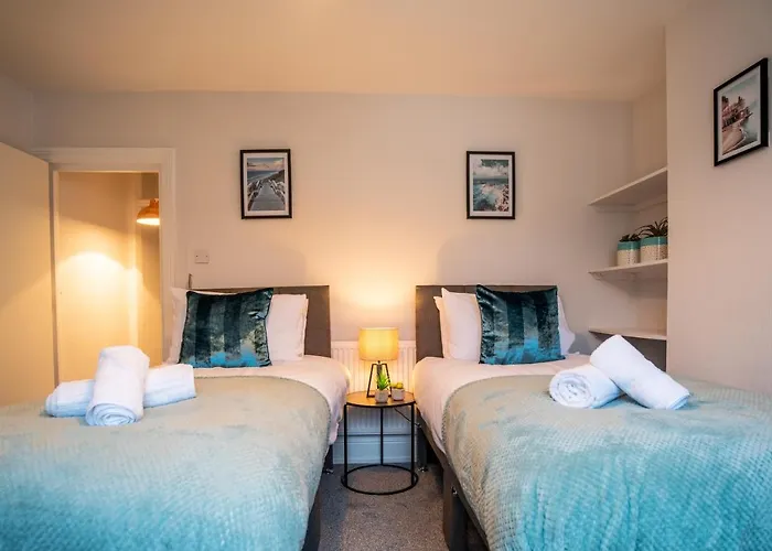 Saltbox Stays- Large 3 Bed House!! 3 Bathrooms, Garden, Fast Wifi, Sleeps 6