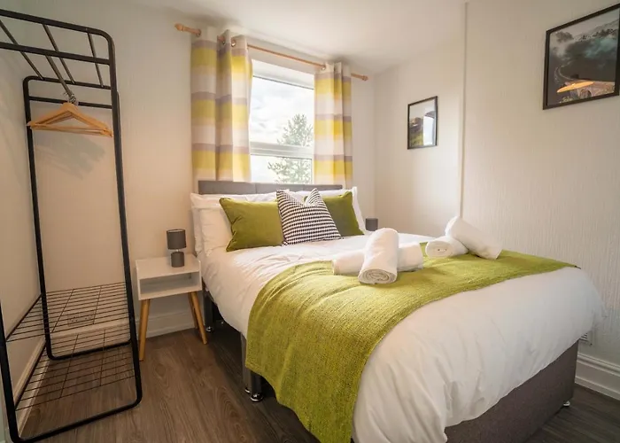 Saltbox Stays- Large 3 Bed House!! 3 Bathrooms, Garden, Fast Wifi, Sleeps 6