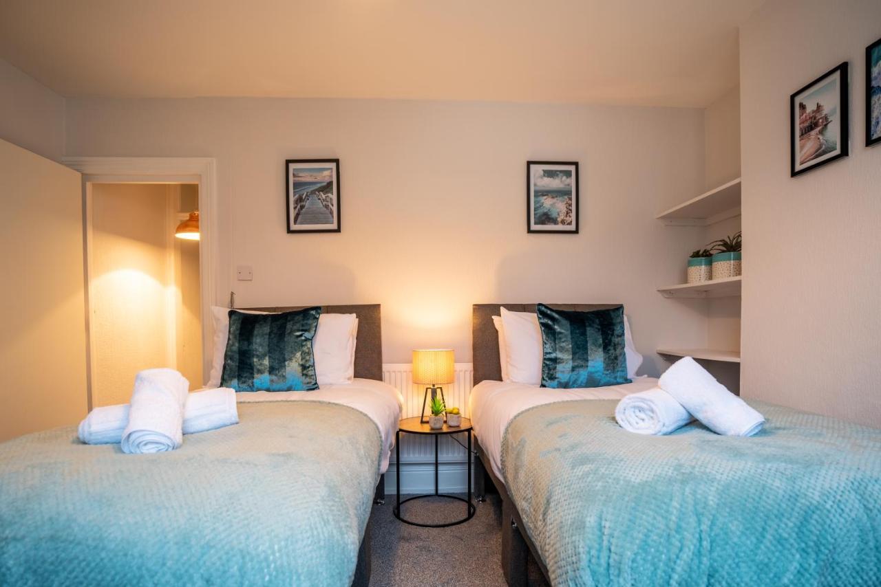 Saltbox Stays- Large 3 Bed House!! 3 Bathrooms, Garden, Fast Wifi, Sleeps 6 Holiday home
