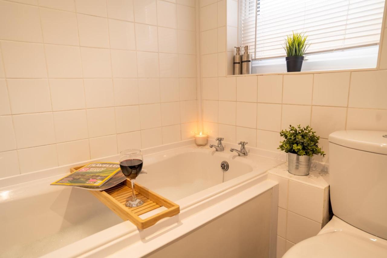 Saltbox Stays- Large 3 Bed House!! 3 Bathrooms, Garden, Fast Wifi, Sleeps 6 * Swadlincote