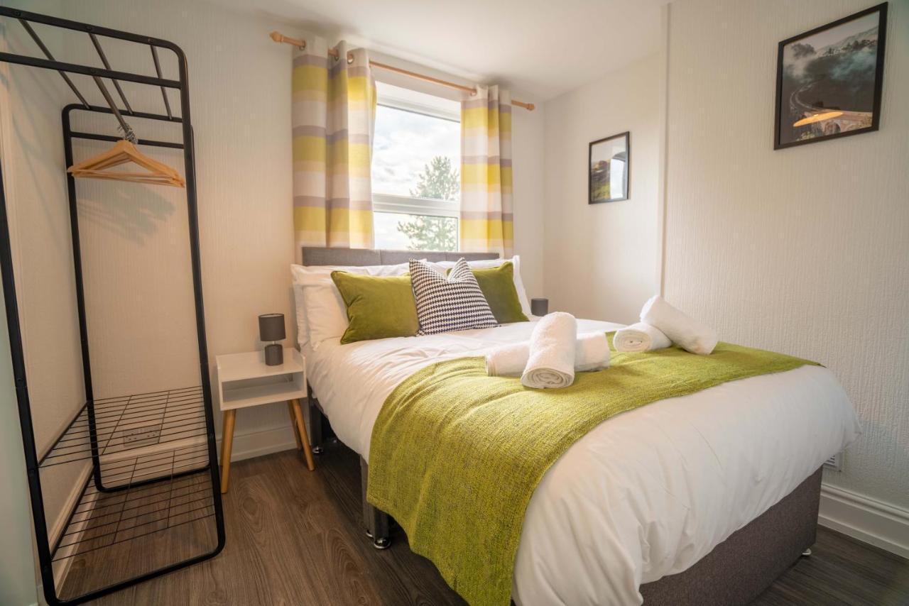 Saltbox Stays- Large 3 Bed House!! 3 Bathrooms, Garden, Fast Wifi, Sleeps 6 * Swadlincote