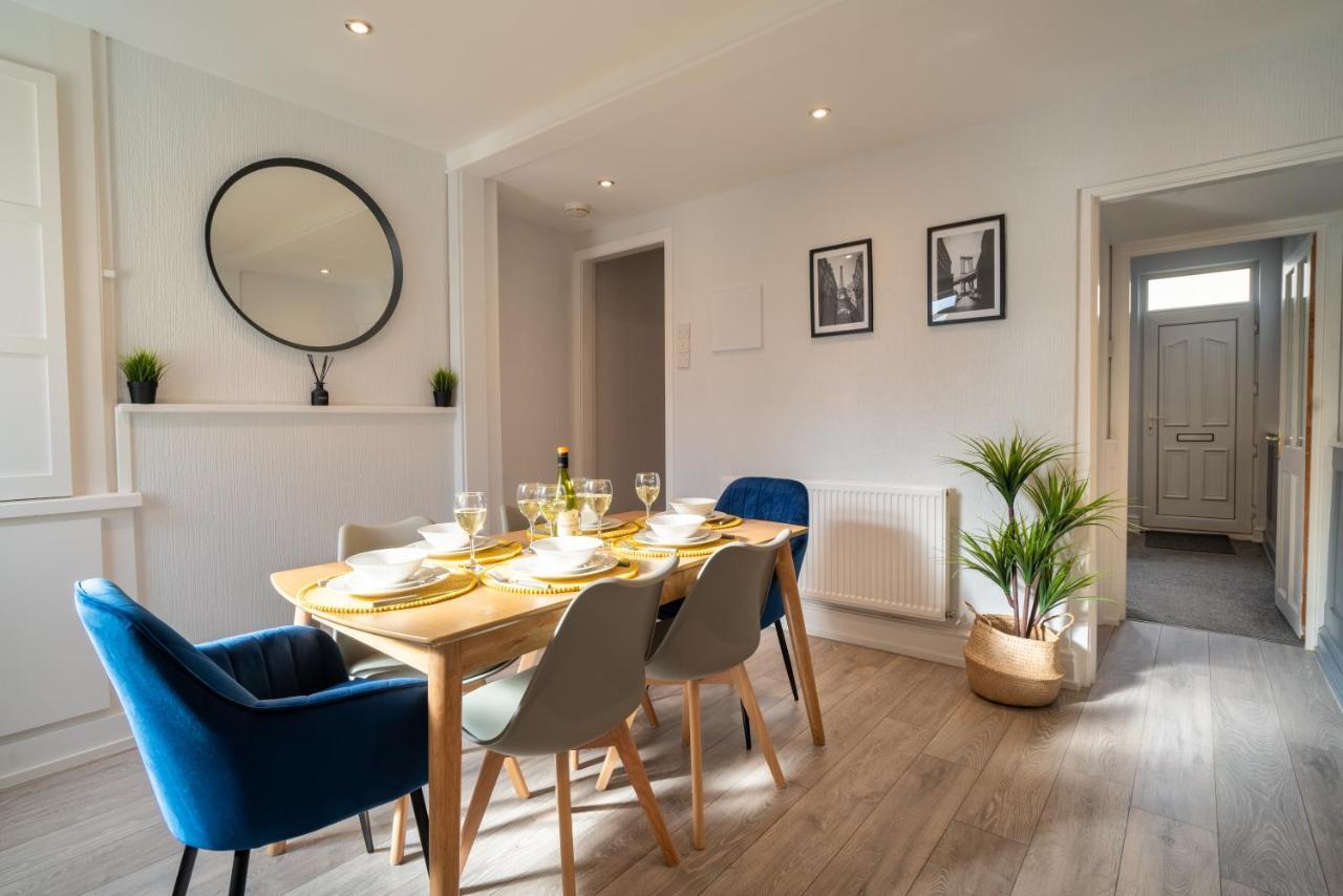 Holiday home Saltbox Stays- Large 3 Bed House!! 3 Bathrooms, Garden, Fast Wifi, Sleeps 6 *