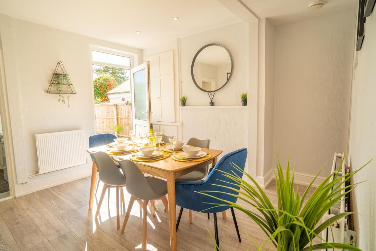 Saltbox Stays- Large 3 Bed House!! 3 Bathrooms, Garden, Fast Wifi, Sleeps 6 * Swadlincote