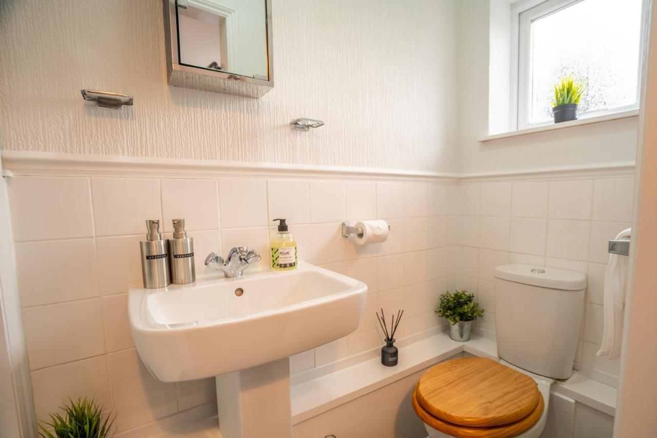 Holiday home Saltbox Stays- Large 3 Bed House!! 3 Bathrooms, Garden, Fast Wifi, Sleeps 6