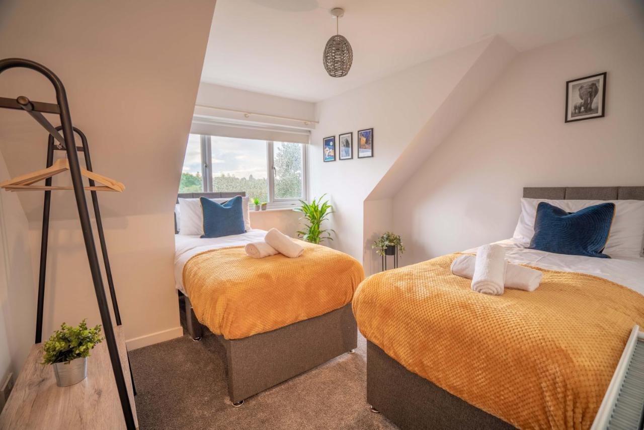 Holiday home Saltbox Stays- Large 3 Bed House!! 3 Bathrooms, Garden, Fast Wifi, Sleeps 6 *