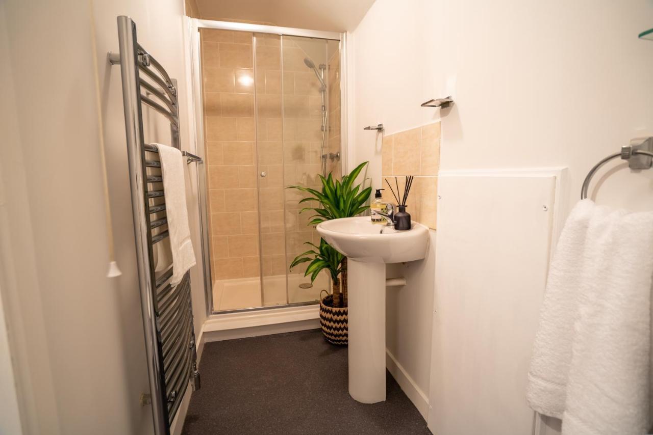 Holiday home Saltbox Stays- Large 3 Bed House!! 3 Bathrooms, Garden, Fast Wifi, Sleeps 6 Swadlincote