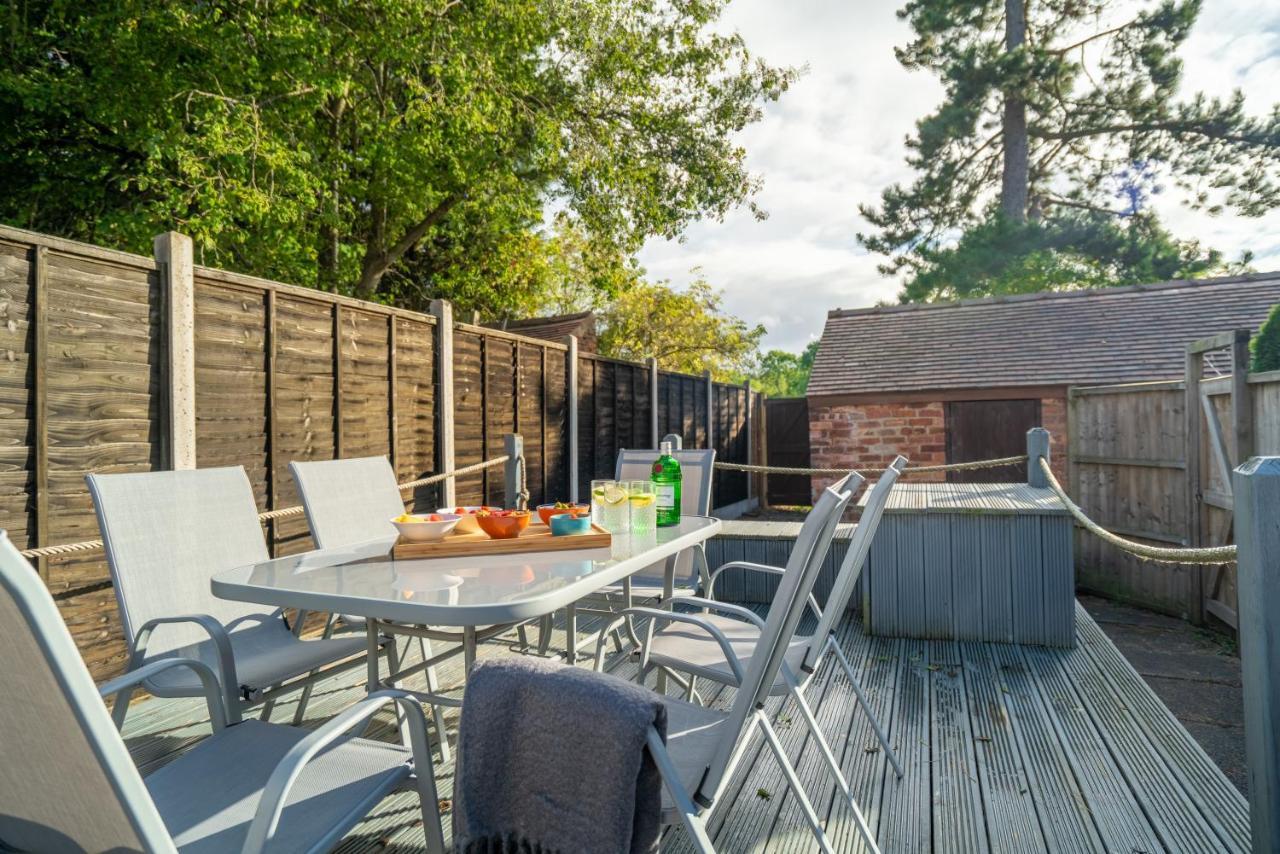 Saltbox Stays- Large 3 Bed House!! 3 Bathrooms, Garden, Fast Wifi, Sleeps 6 * Swadlincote
