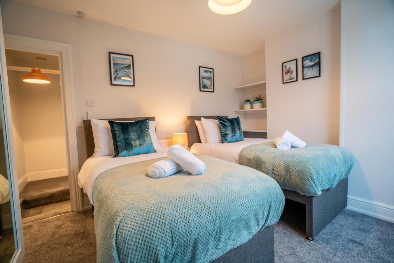 Holiday home Saltbox Stays- Large 3 Bed House!! 3 Bathrooms, Garden, Fast Wifi, Sleeps 6 *