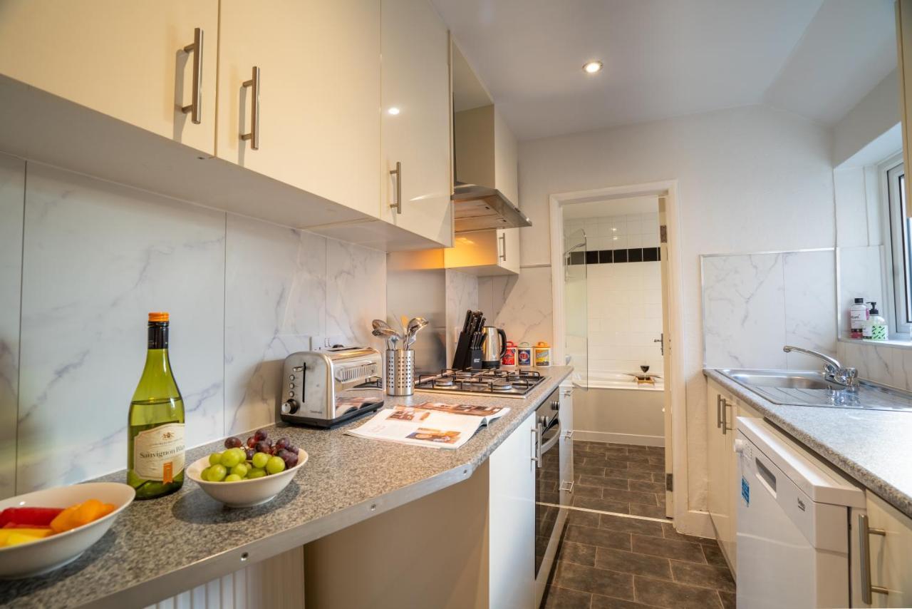 Saltbox Stays- Large 3 Bed House!! 3 Bathrooms, Garden, Fast Wifi, Sleeps 6 Holiday home