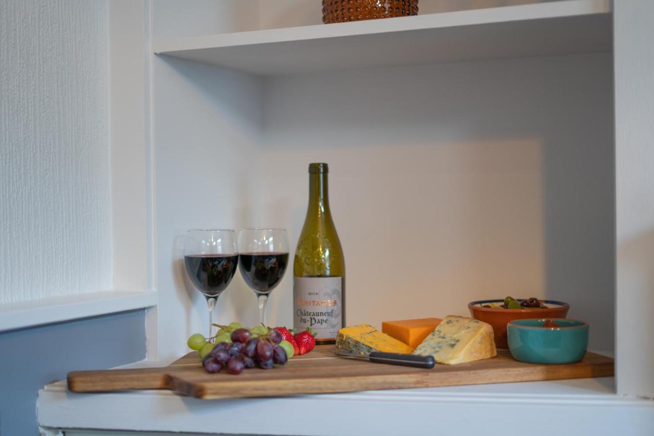 Saltbox Stays- Large 3 Bed House!! 3 Bathrooms, Garden, Fast Wifi, Sleeps 6 Swadlincote