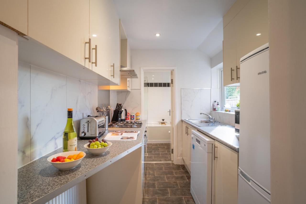 Saltbox Stays- Large 3 Bed House!! 3 Bathrooms, Garden, Fast Wifi, Sleeps 6 *