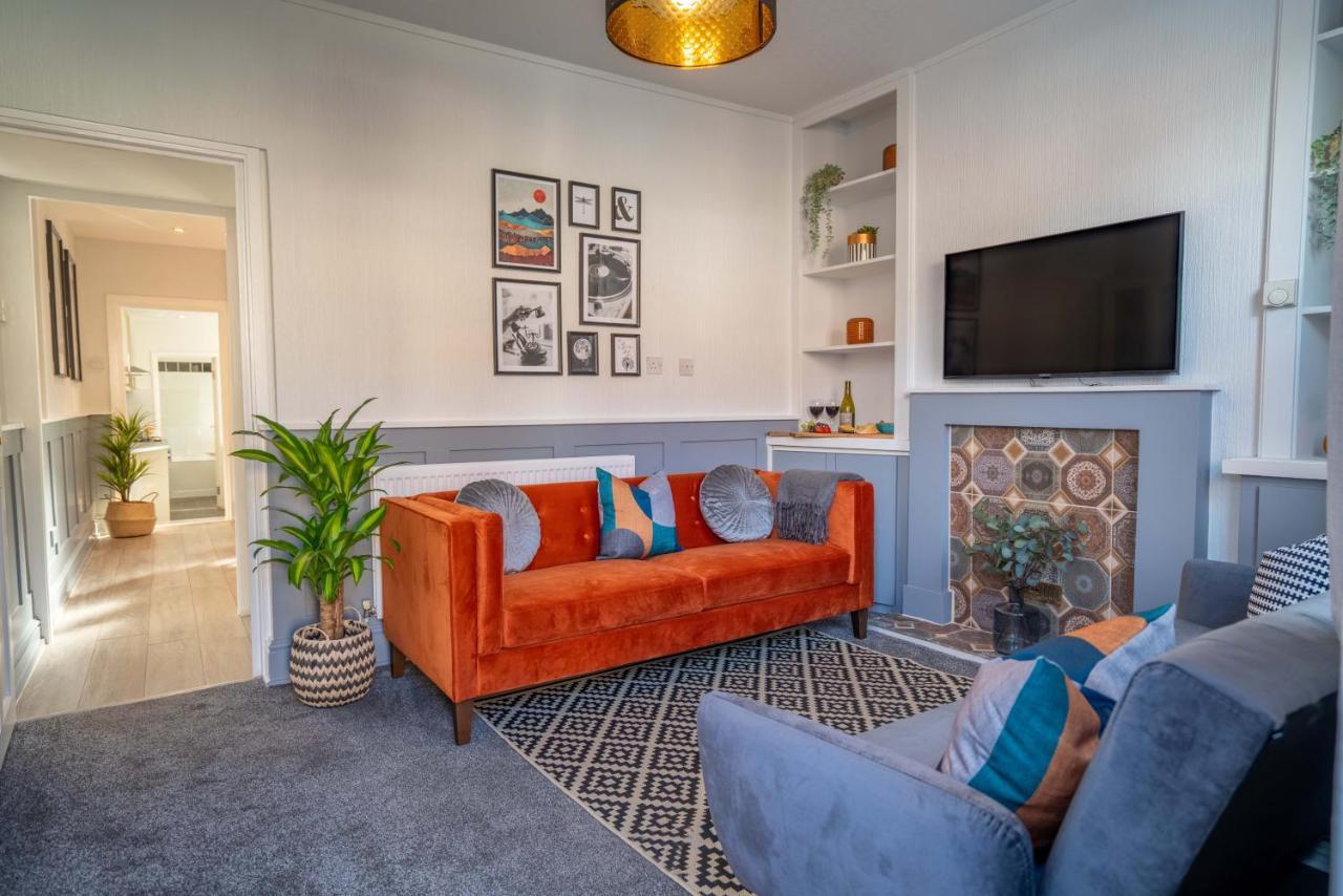 Saltbox Stays- Large 3 Bed House!! 3 Bathrooms, Garden, Fast Wifi, Sleeps 6 Swadlincote